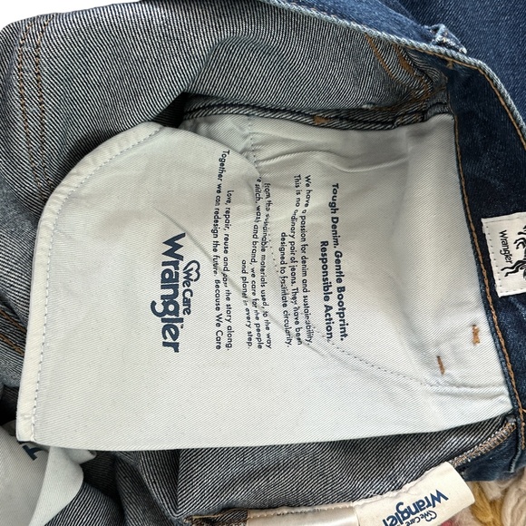 WranglerWild West High Rise Straight Jean Size 28W x 28L - Picture 5 of 6